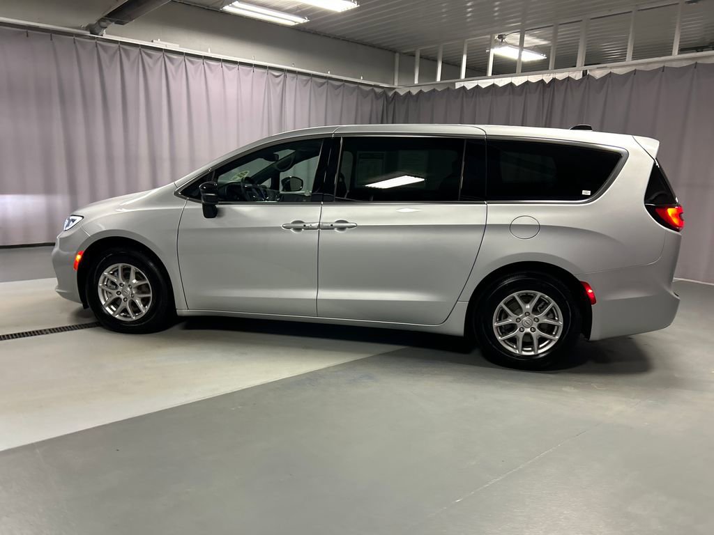 Used 2026 Chrysler Pacifica Select image 4