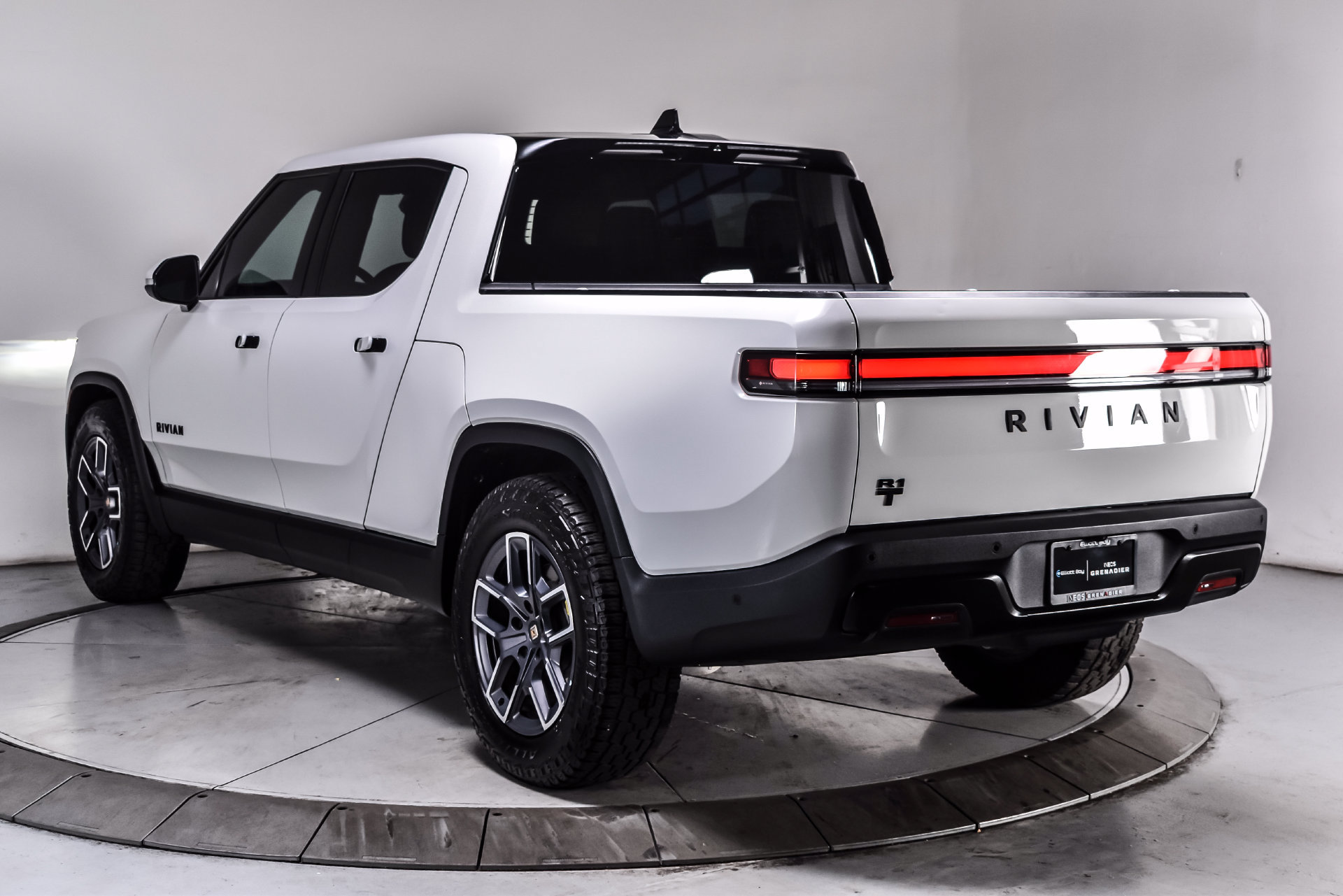 Used 2023 Rivian R1T Adventure Dual AWD/4WD image 4