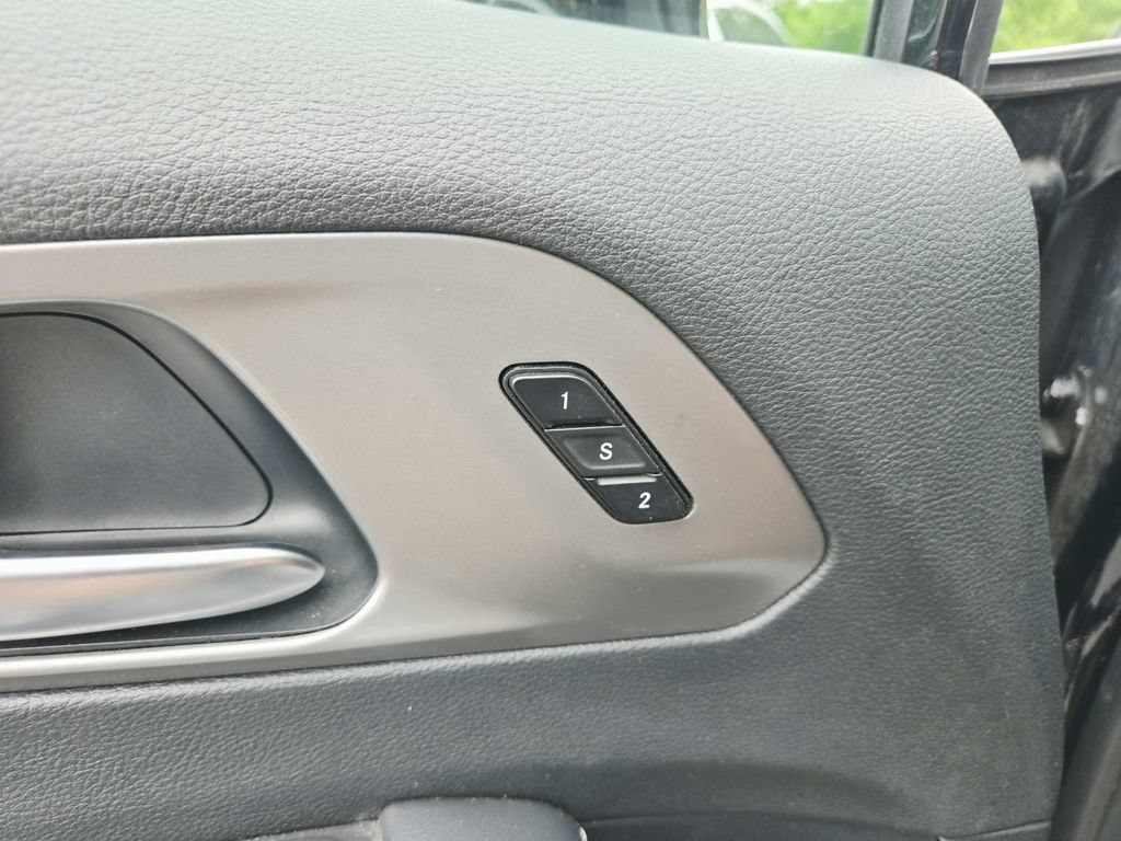 Used 2025 Chrysler Pacifica Select FWD image 36