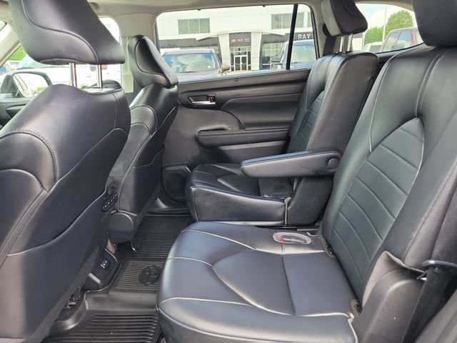 Used 2023 Toyota Highlander XLE AWD/4WD image 11