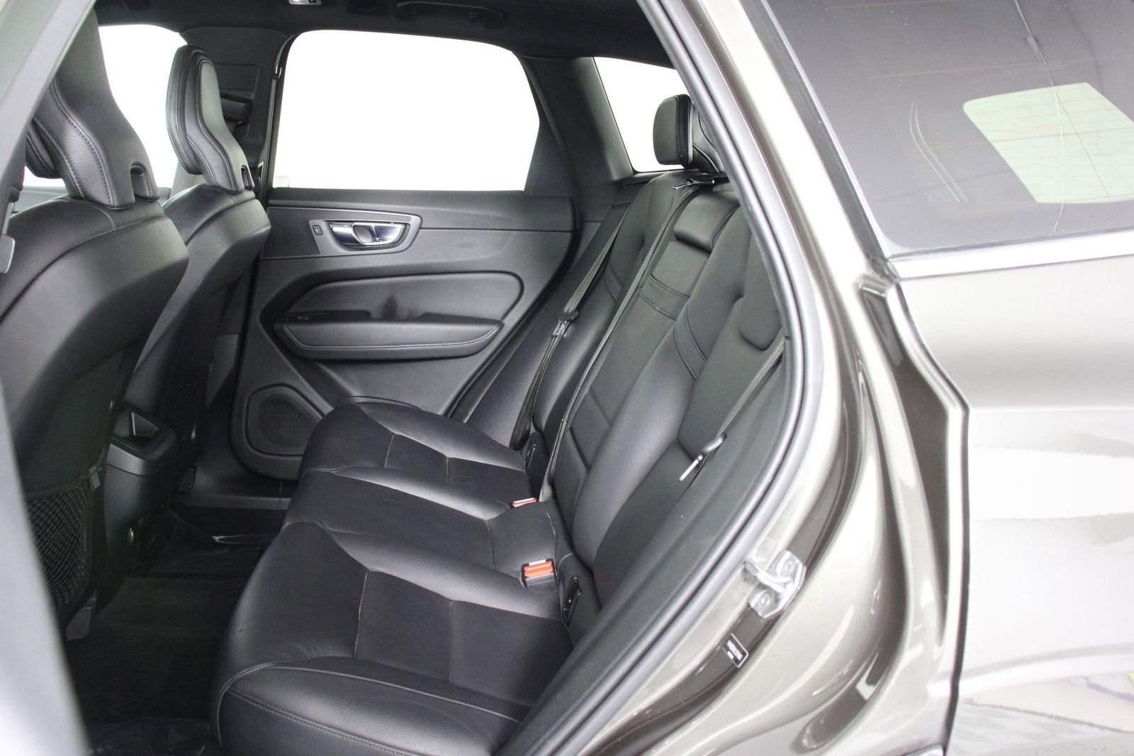 Used 2020 Volvo XC60 T5 Momentum w/ Protection Package Premier image 32