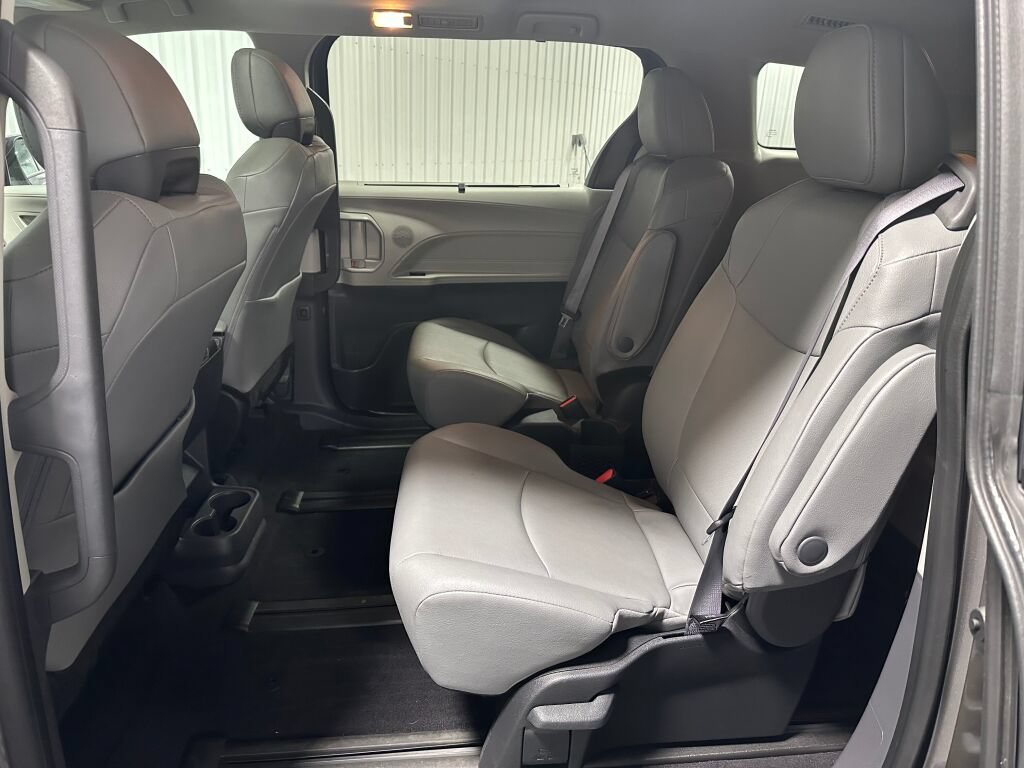 Used 2024 Toyota Sienna XLE AWD/4WD image 11