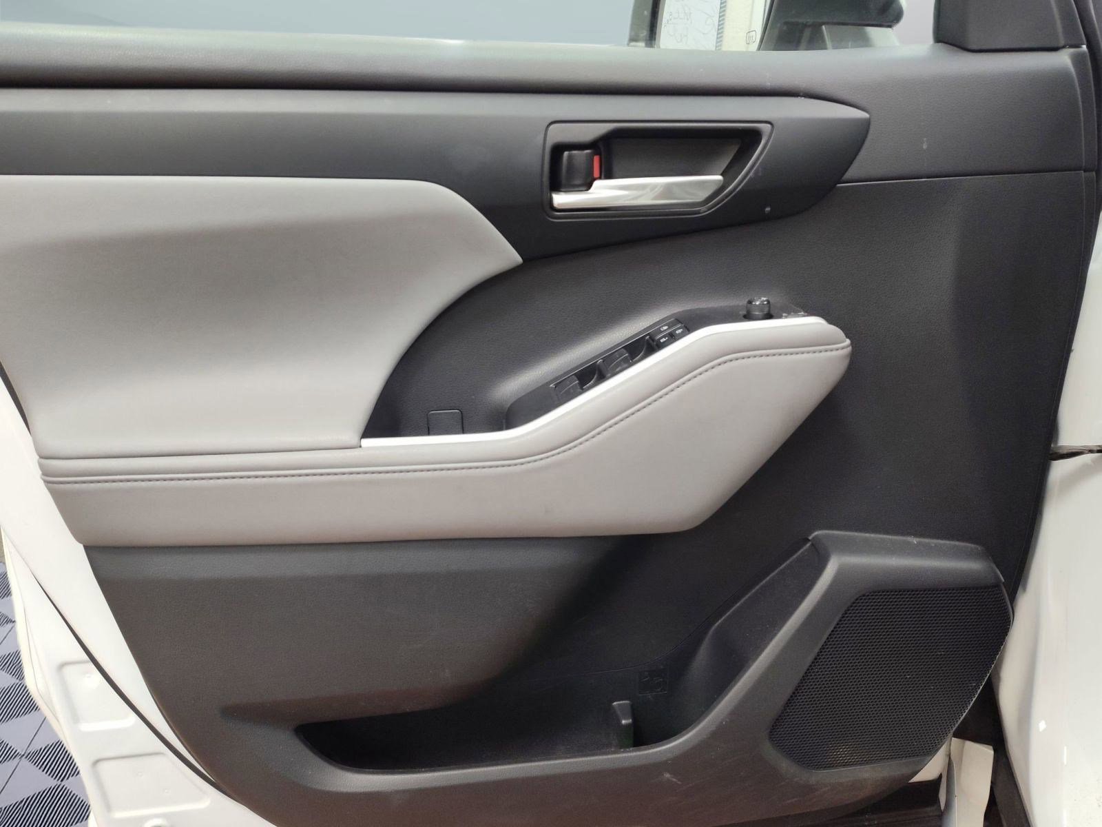 Used 2020 Toyota Highlander XLE image 11