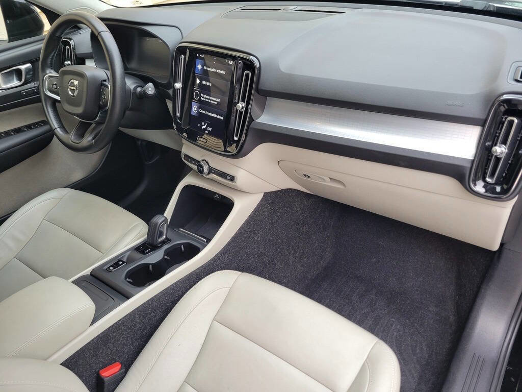 Used 2020 Volvo XC40 T4 Momentum image 18