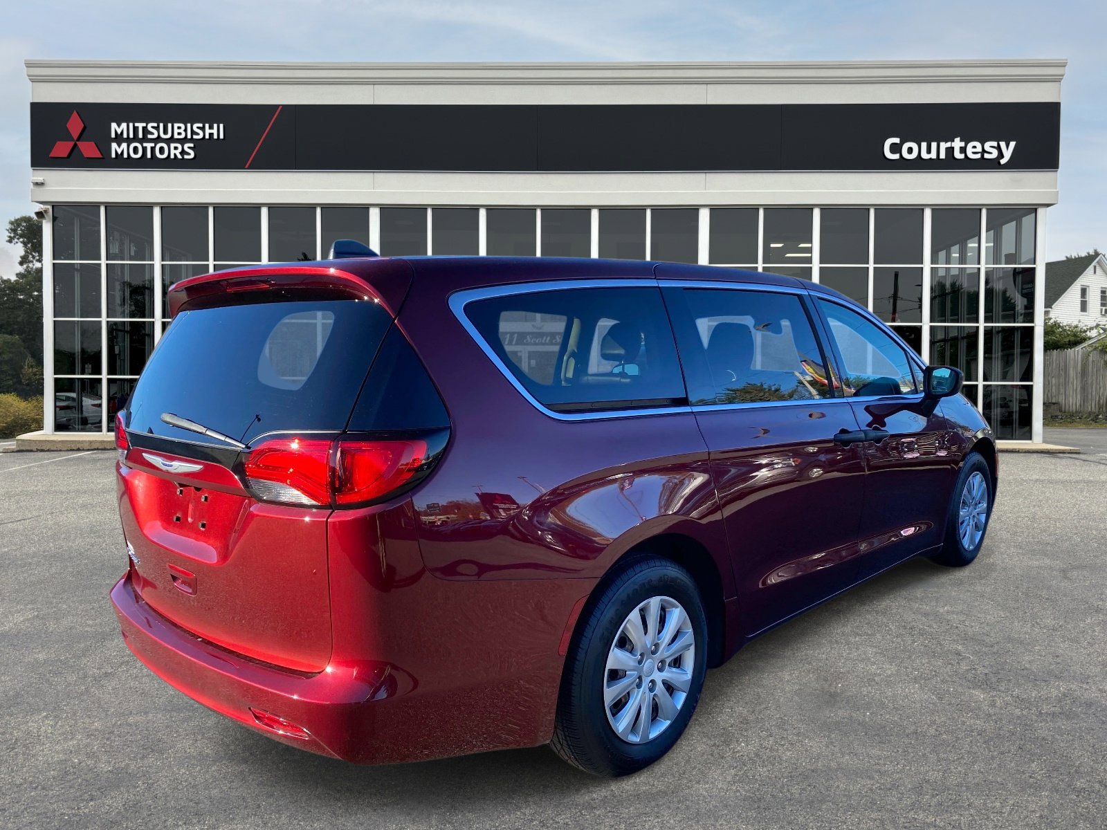 Used 2020 Chrysler Voyager L image 6