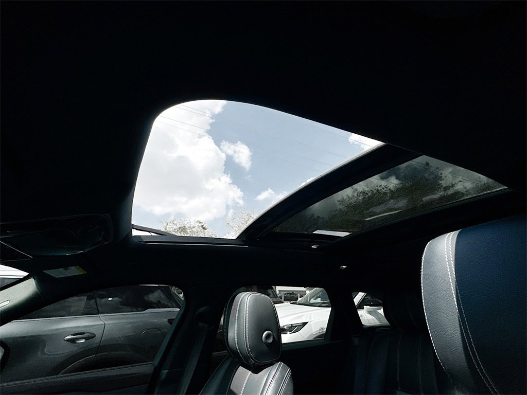 Used 2020 Land Rover Range Rover Velar R-Dynamic S image 23