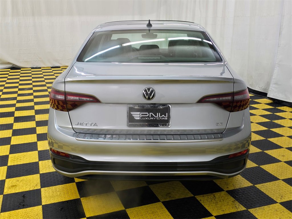 Used 2023 Volkswagen Jetta SE w/ Panoramic Sunroof Package image 4