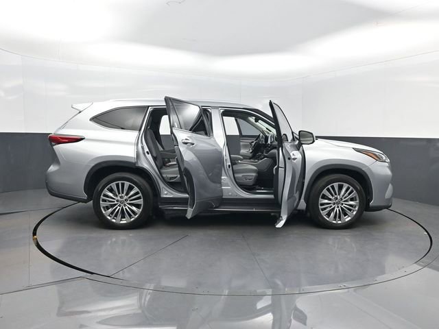 Used 2023 Toyota Highlander Platinum FWD image 39