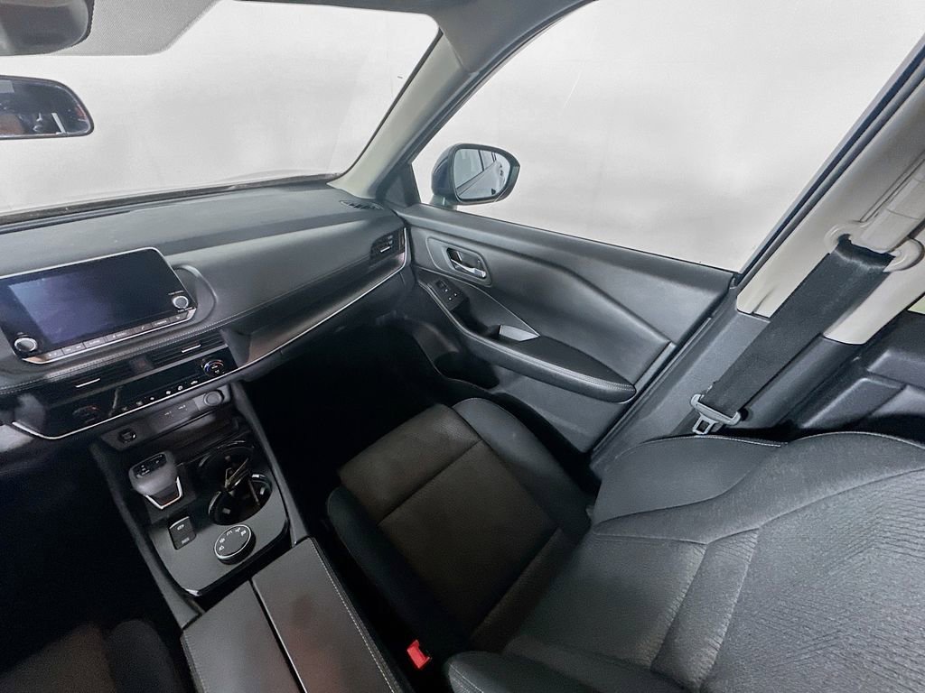 Used 2024 Nissan Rogue SV image 11