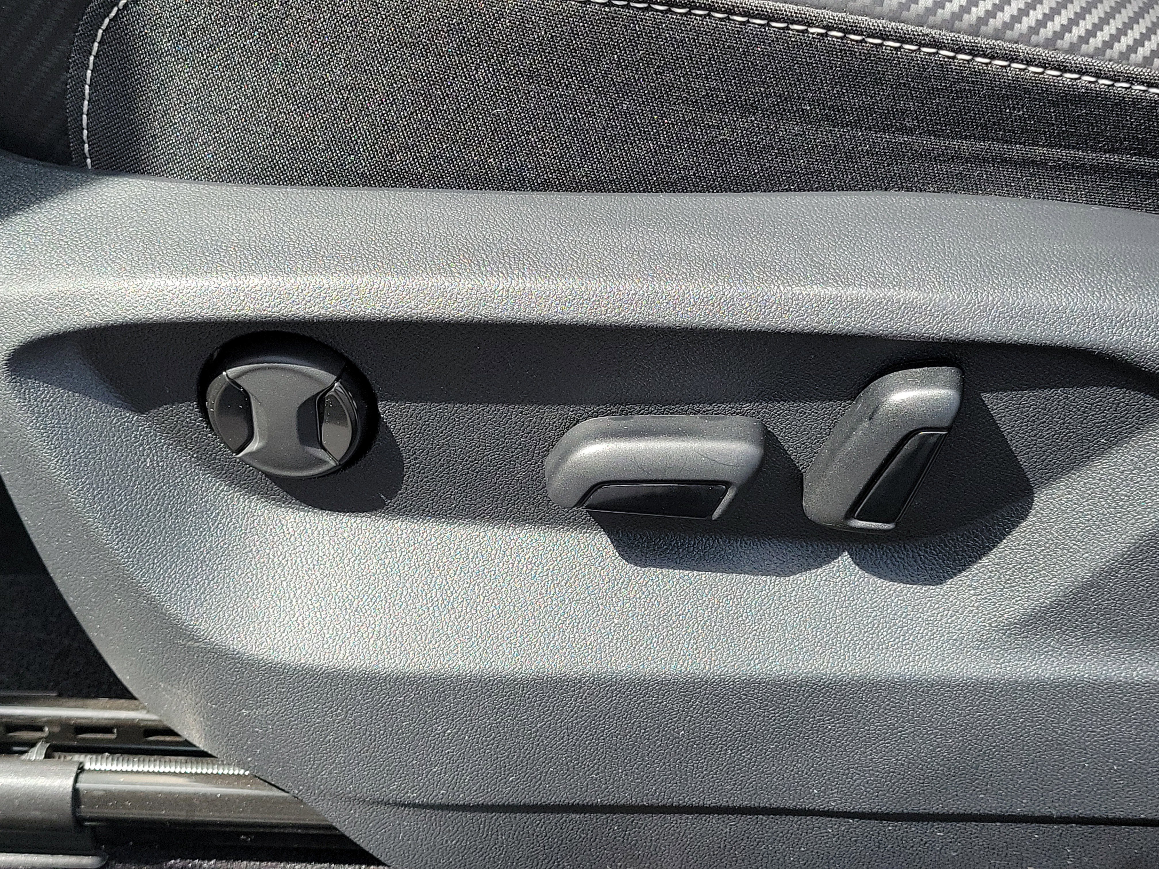 Used 2024 Volkswagen Atlas Cross Sport SE image 20