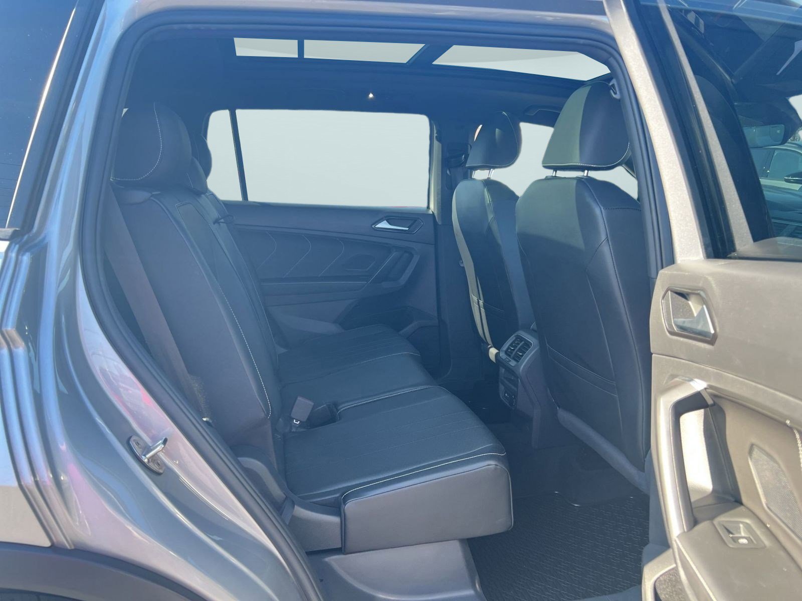 Used 2022 Volkswagen Tiguan SE R-Line FWD image 26