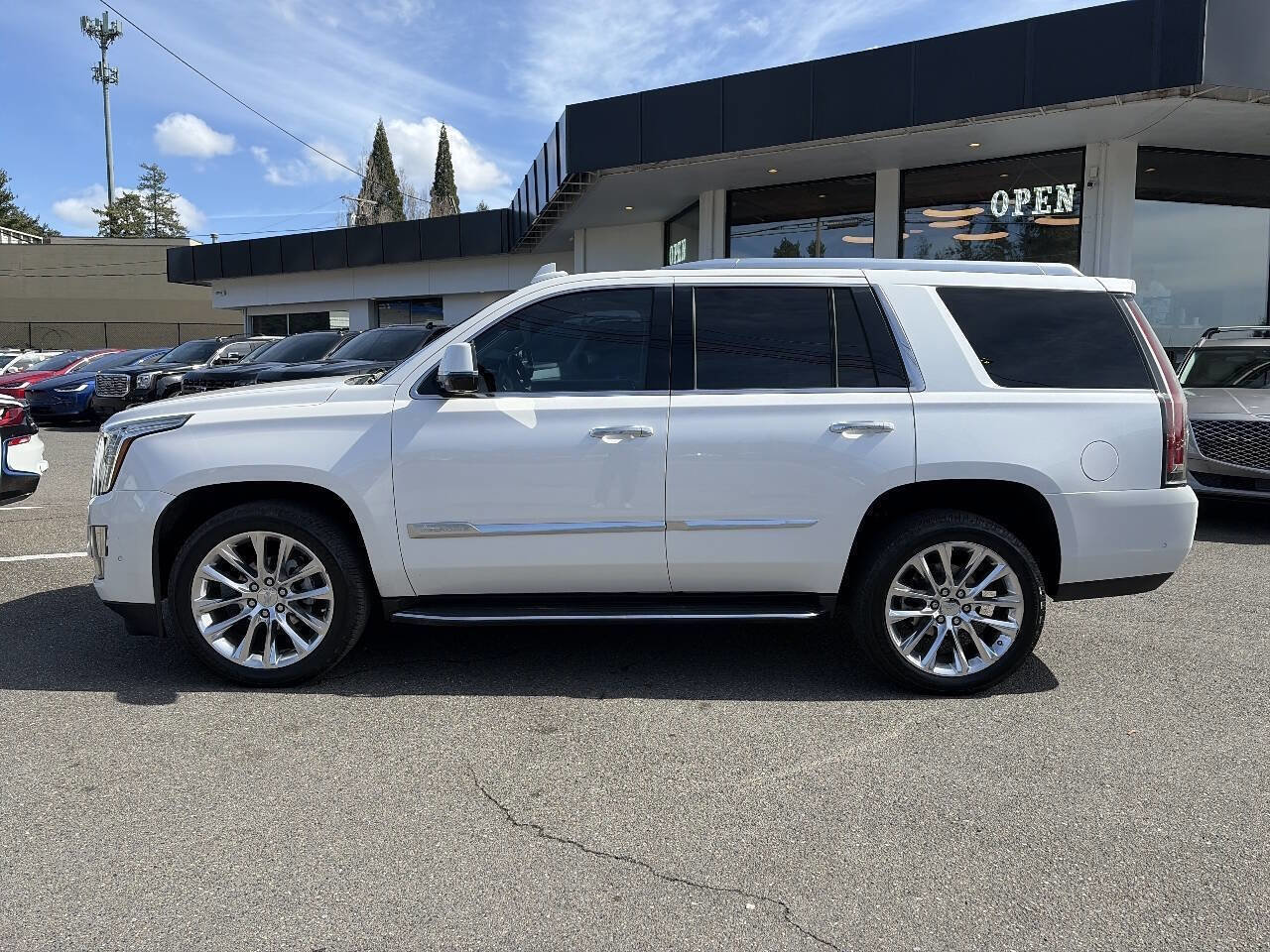 Used 2018 Cadillac Escalade Luxury AWD/4WD image 2