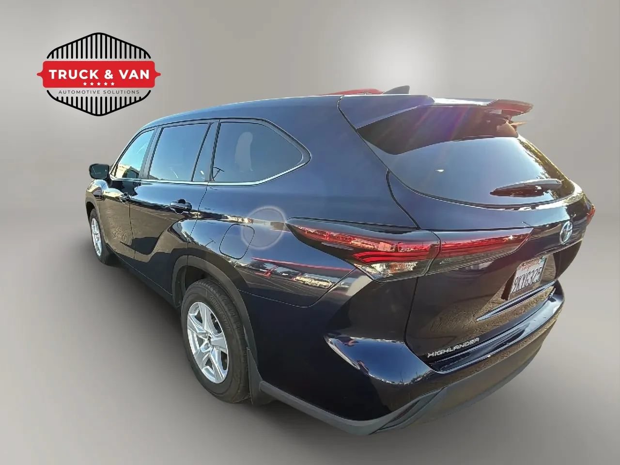 Used 2024 Toyota Highlander LE AWD/4WD image 4