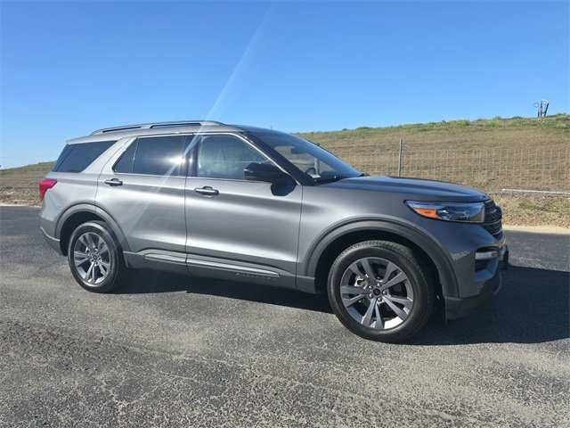 Used 2022 Ford Explorer XLT w/ Equipment Group 202A image 2