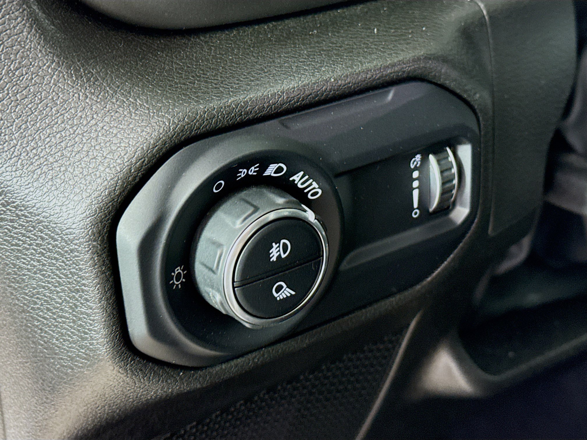 Used 2023 Jeep Gladiator Overland AWD/4WD image 9