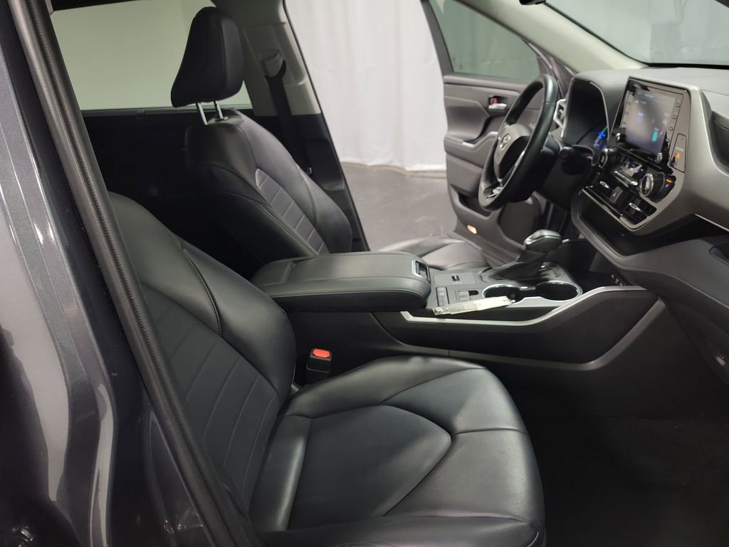 Used 2020 Toyota Highlander XLE image 23