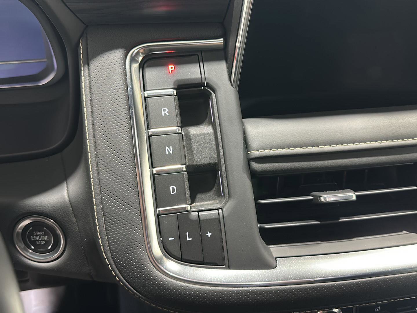 Used 2023 GMC Yukon SLT w/ SLT Luxury Package image 16