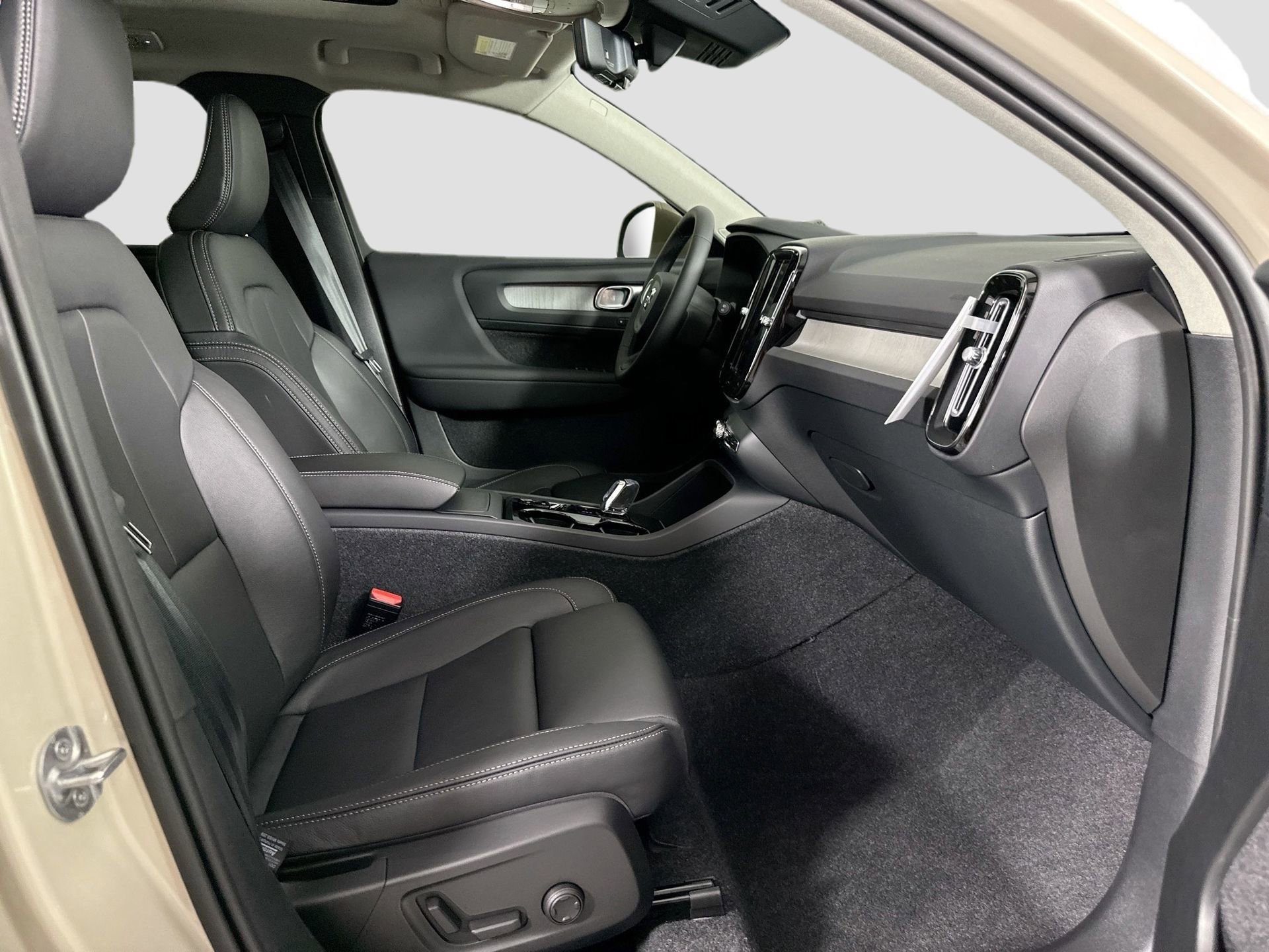 New 2025 Volvo XC40 B5 Ultra w/ Protection Package Premier image 17