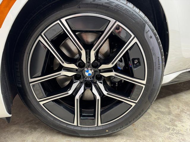 Used 2025 BMW i7 xDrive60 image 28