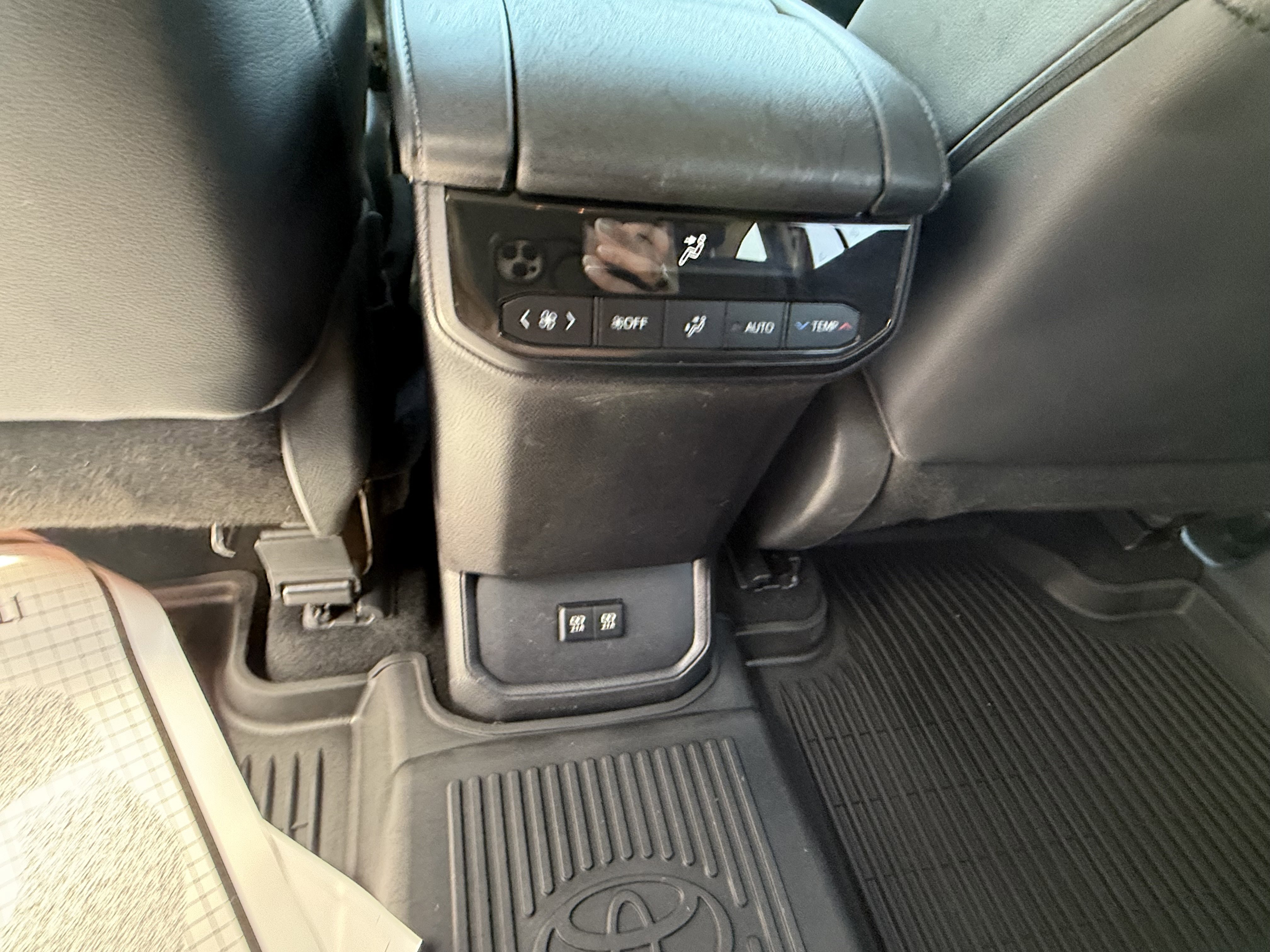 Used 2020 Toyota Highlander XLE image 21