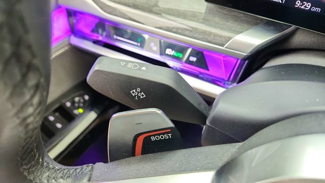 Used 2023 BMW 740i w/ Parking Assistance Package image 41