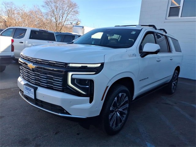 Used 2025 Chevrolet Suburban High Country image 3