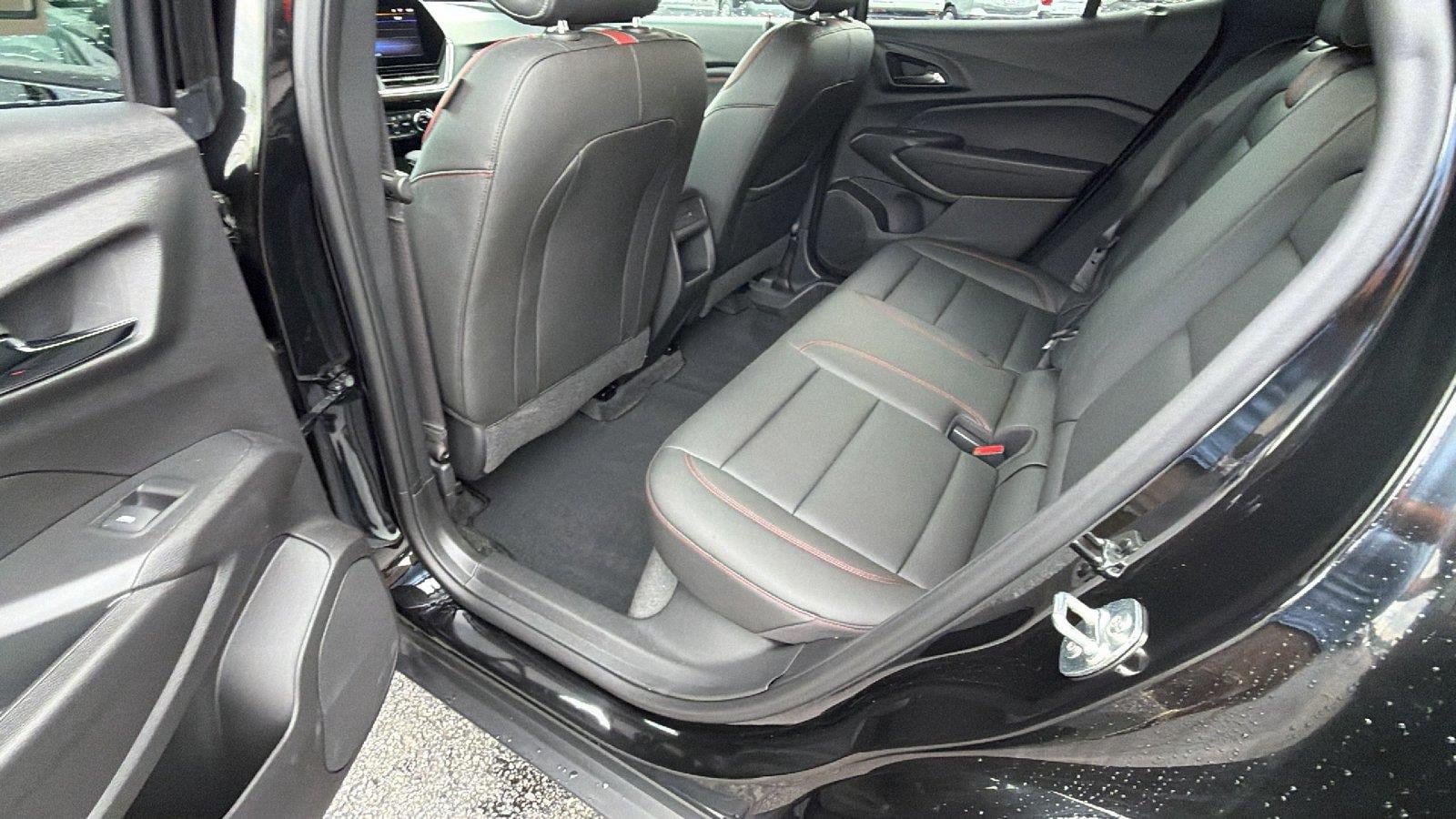 Used 2025 Chevrolet Trax RS w/ Sunroof Package FWD image 23