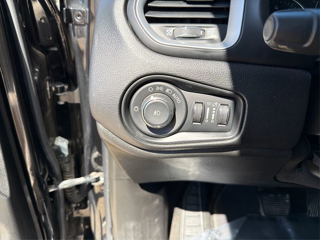 Used 2019 Jeep Renegade Latitude image 18
