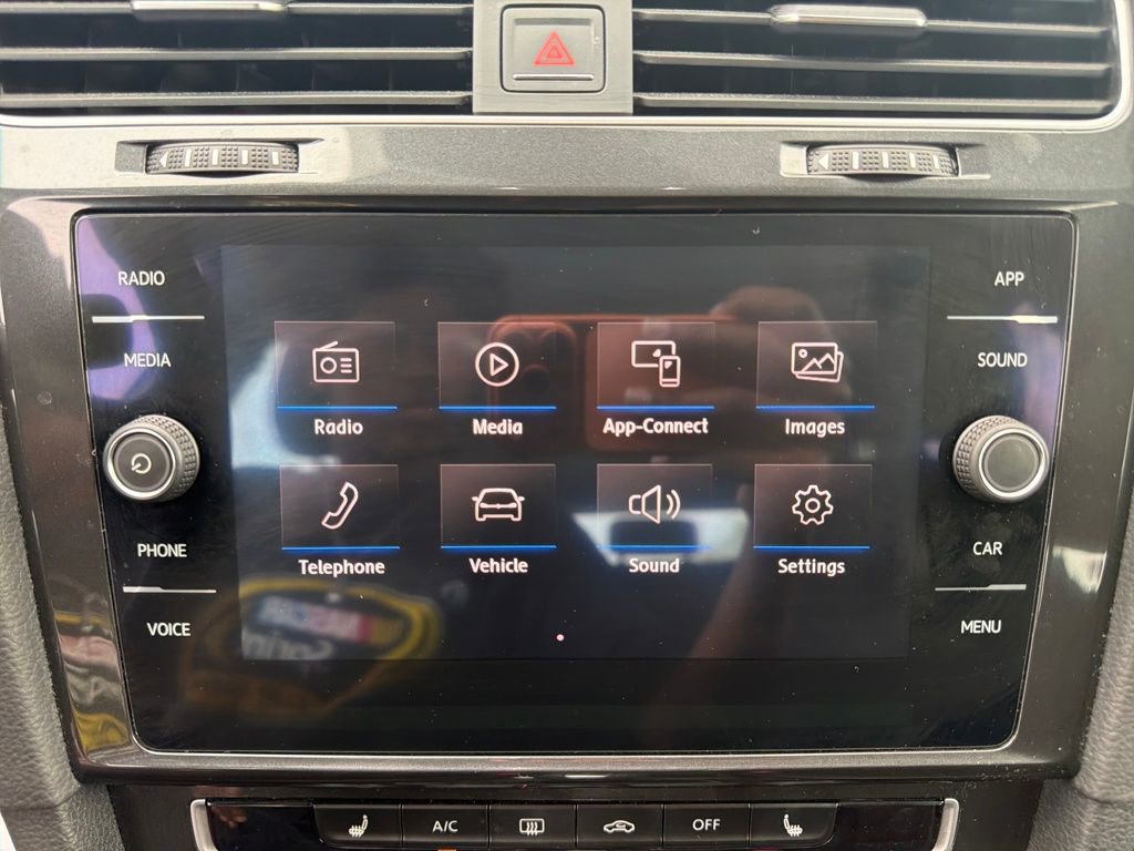 Used 2018 Volkswagen Golf SE image 22