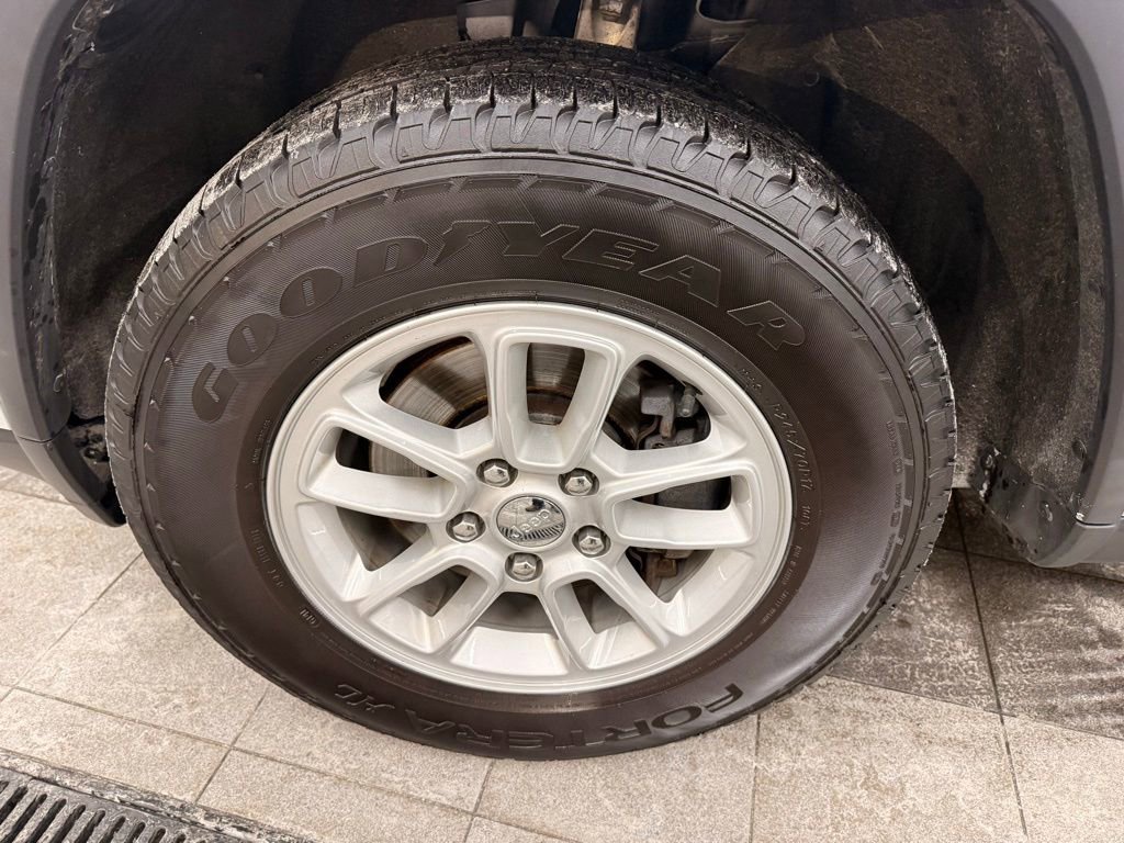 Used 2020 Jeep Grand Cherokee Laredo image 41