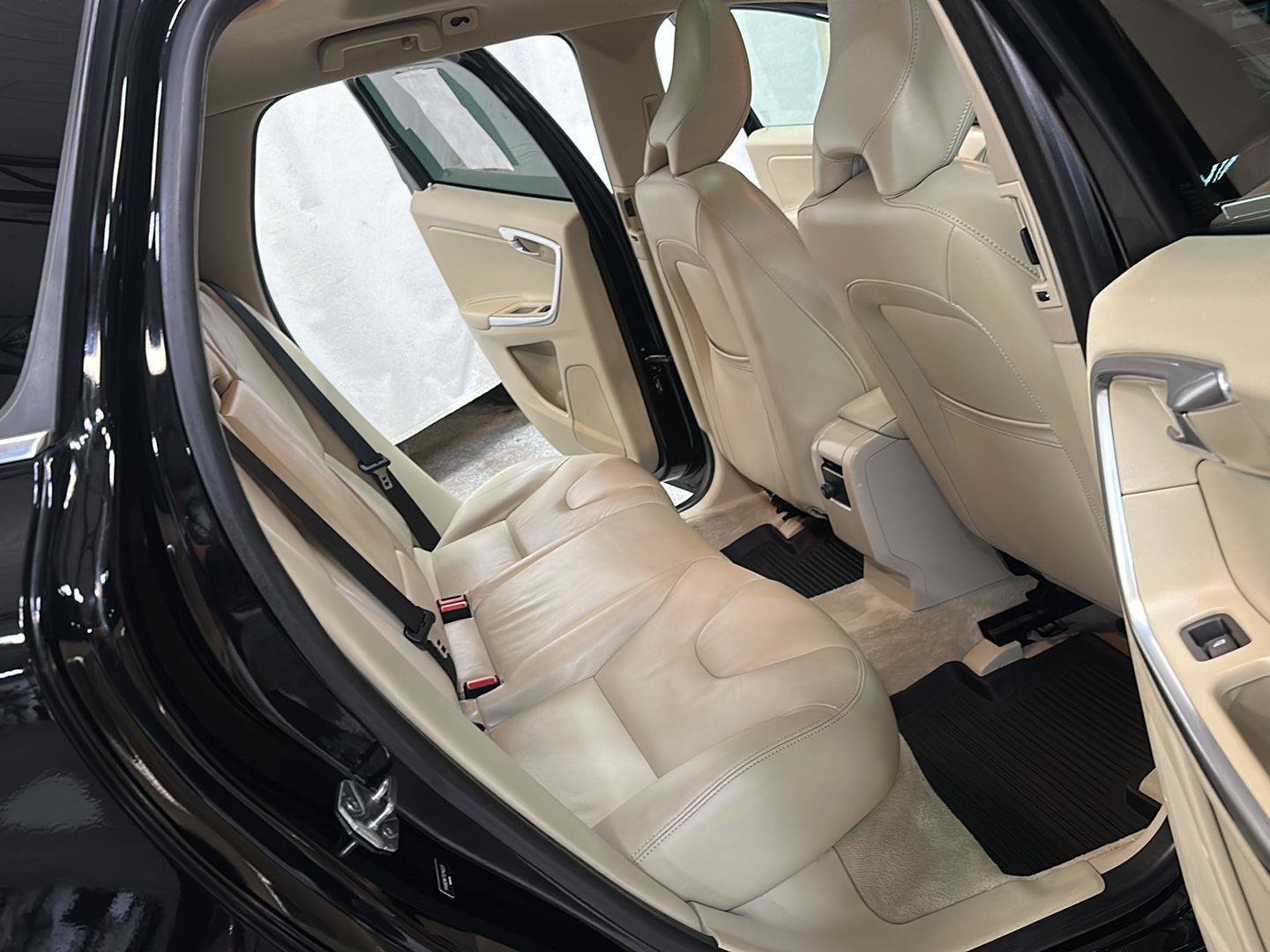 Used 2015 Volvo XC60 T6 w/ Protection Package AWD/4WD image 29