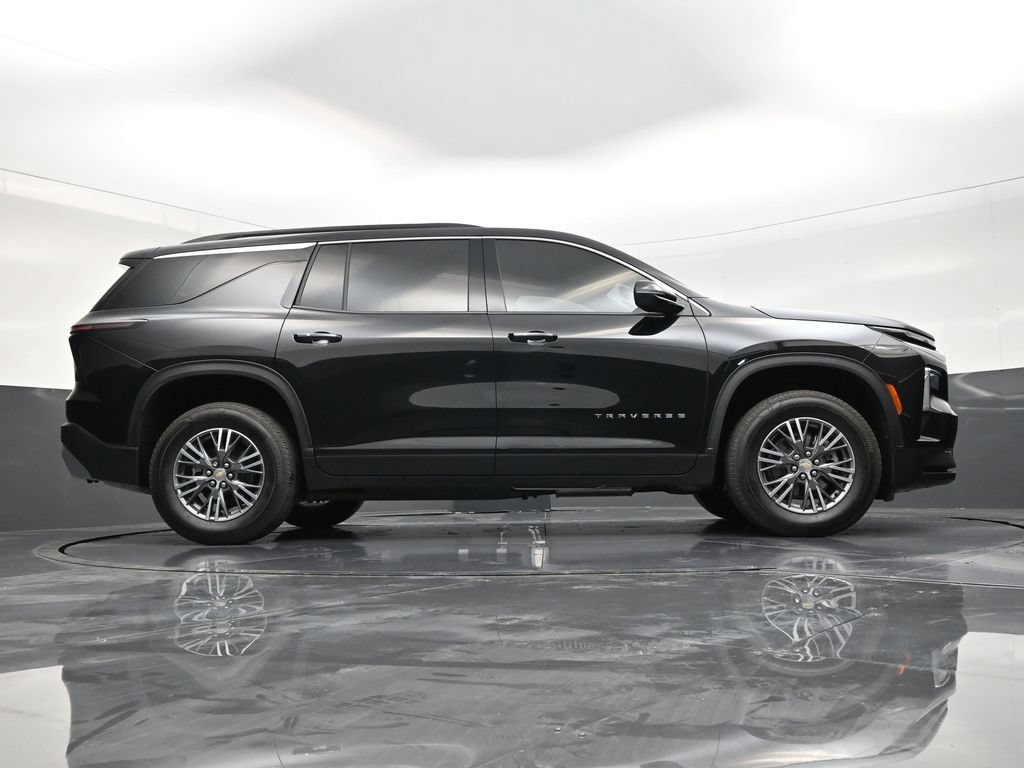 Used 2025 Chevrolet Traverse LT FWD image 22