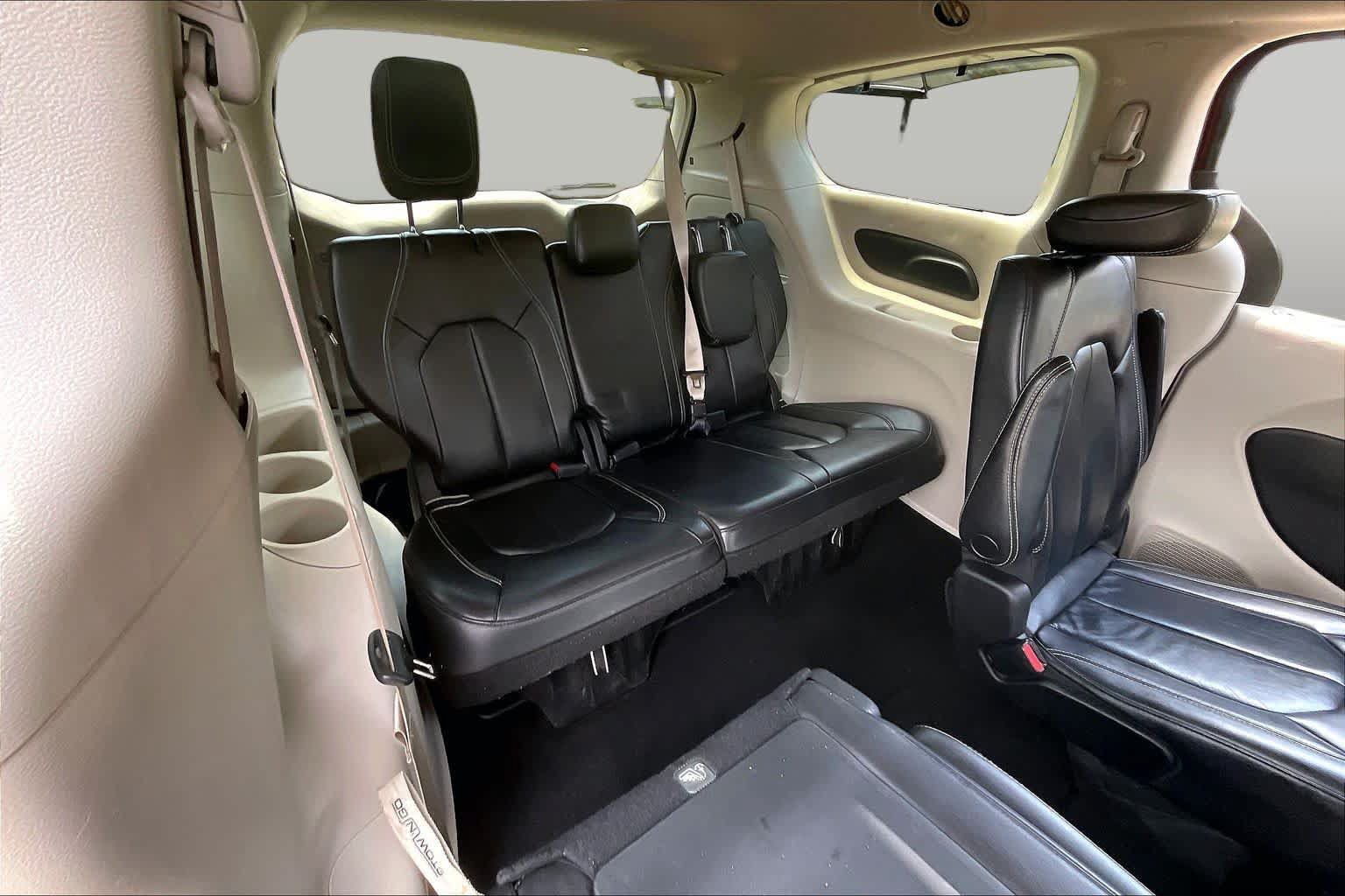 Used 2022 Chrysler Pacifica Touring-L FWD image 32