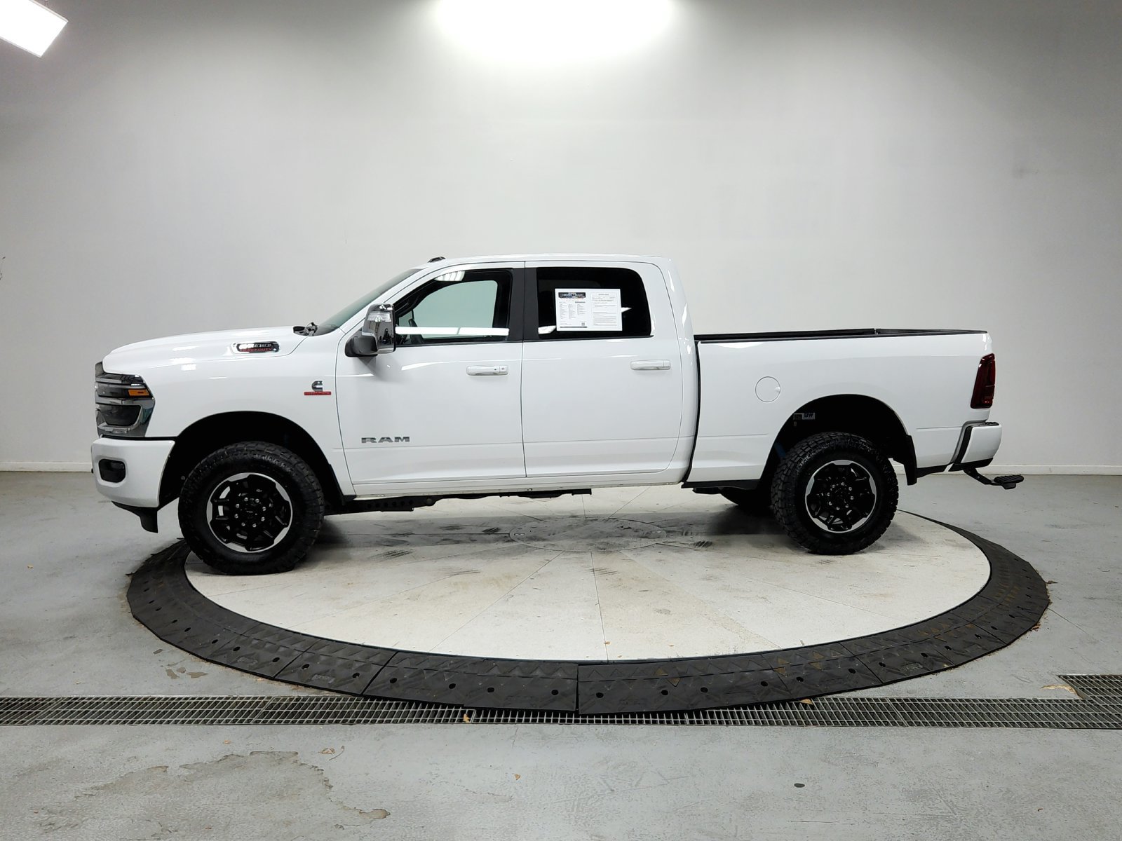 Used 2025 RAM 2500 Laramie AWD/4WD image 5