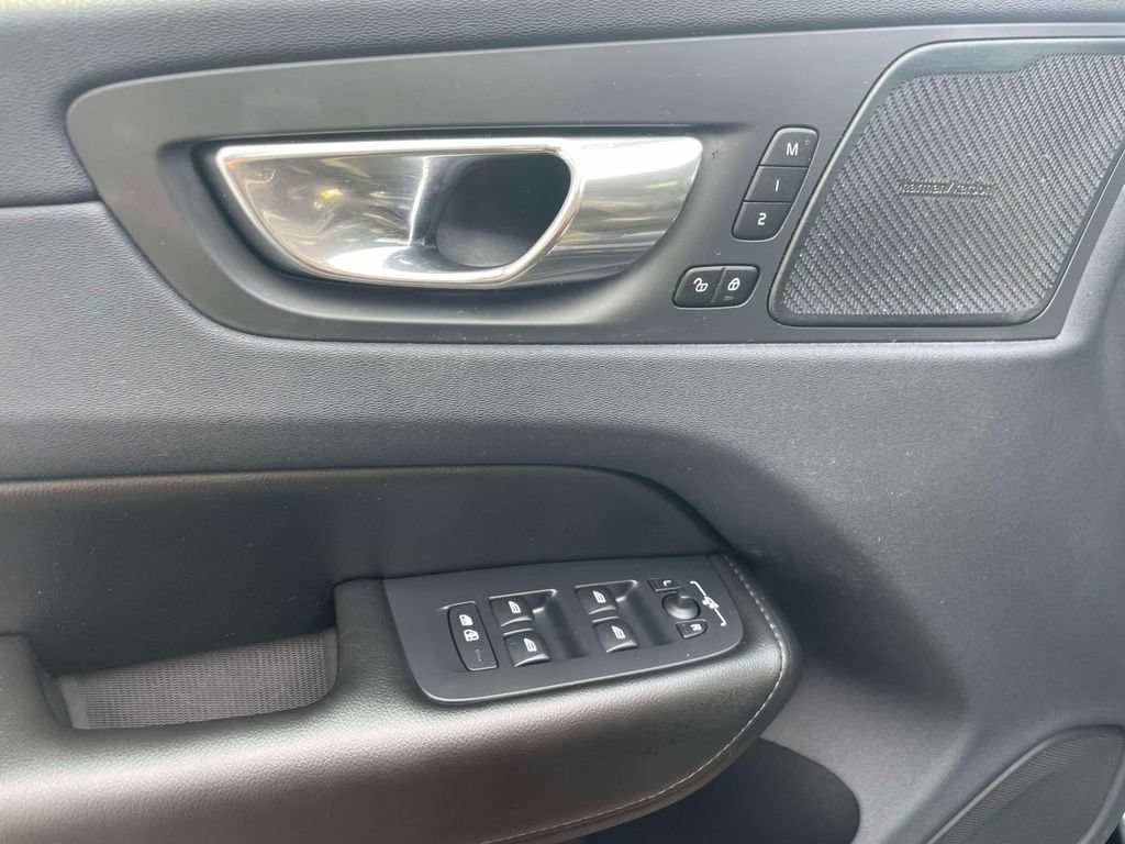 Used 2019 Volvo XC60 T5 Momentum w/ Multimedia Package AWD/4WD image 15