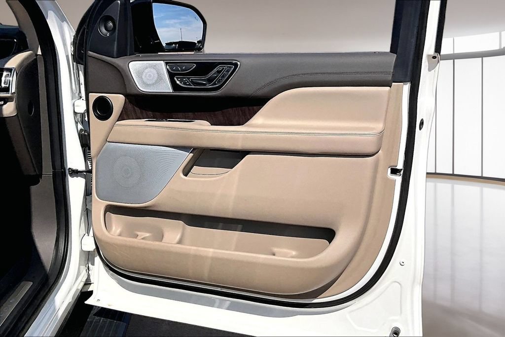 Used 2022 Lincoln Navigator Reserve AWD/4WD image 19