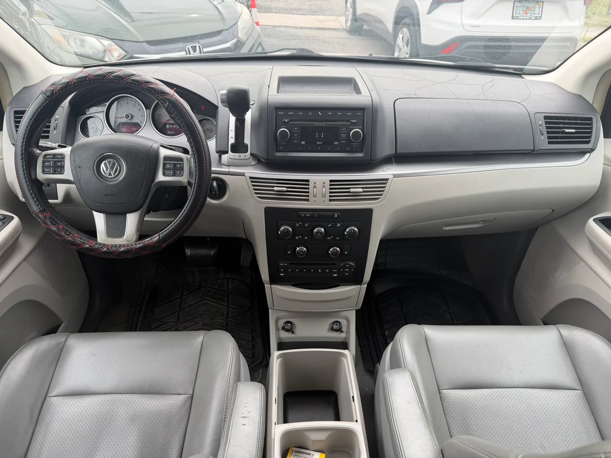 Used 2011 Volkswagen Routan SE FWD image 7