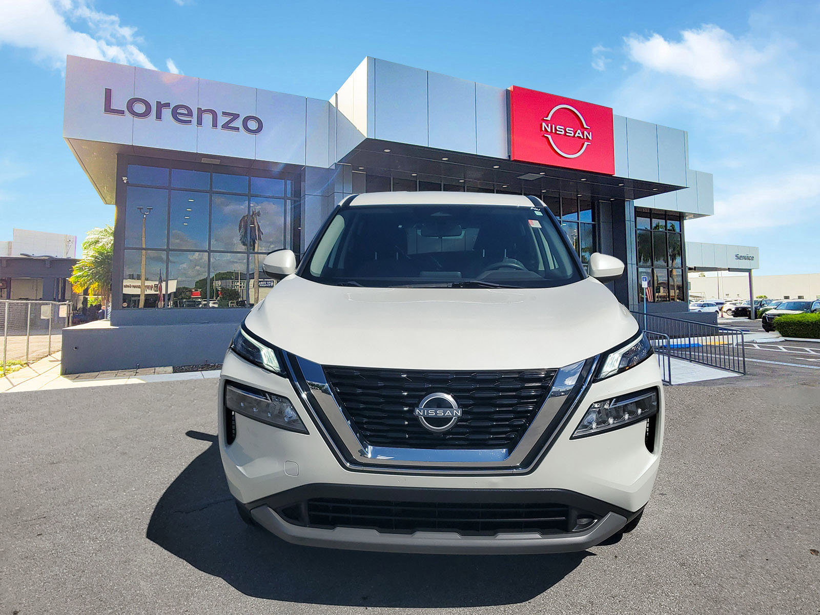 Used 2023 Nissan Rogue SV image 2