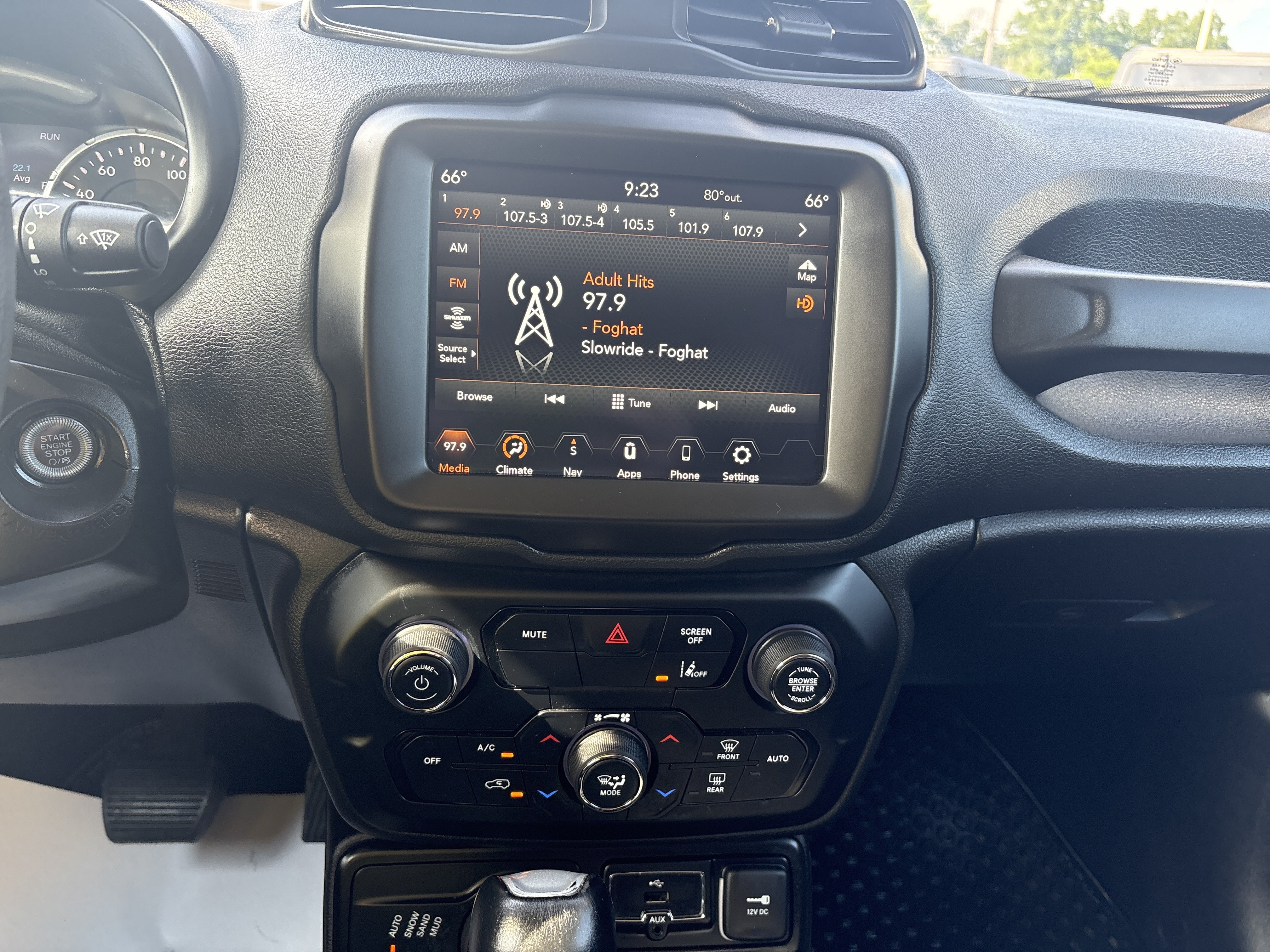Used 2023 Jeep Renegade Latitude AWD/4WD image 12
