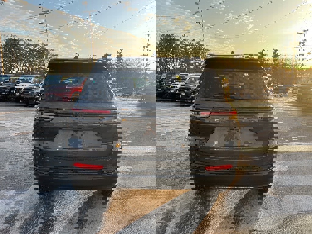 New 2025 Jeep Grand Cherokee Altitude image 7