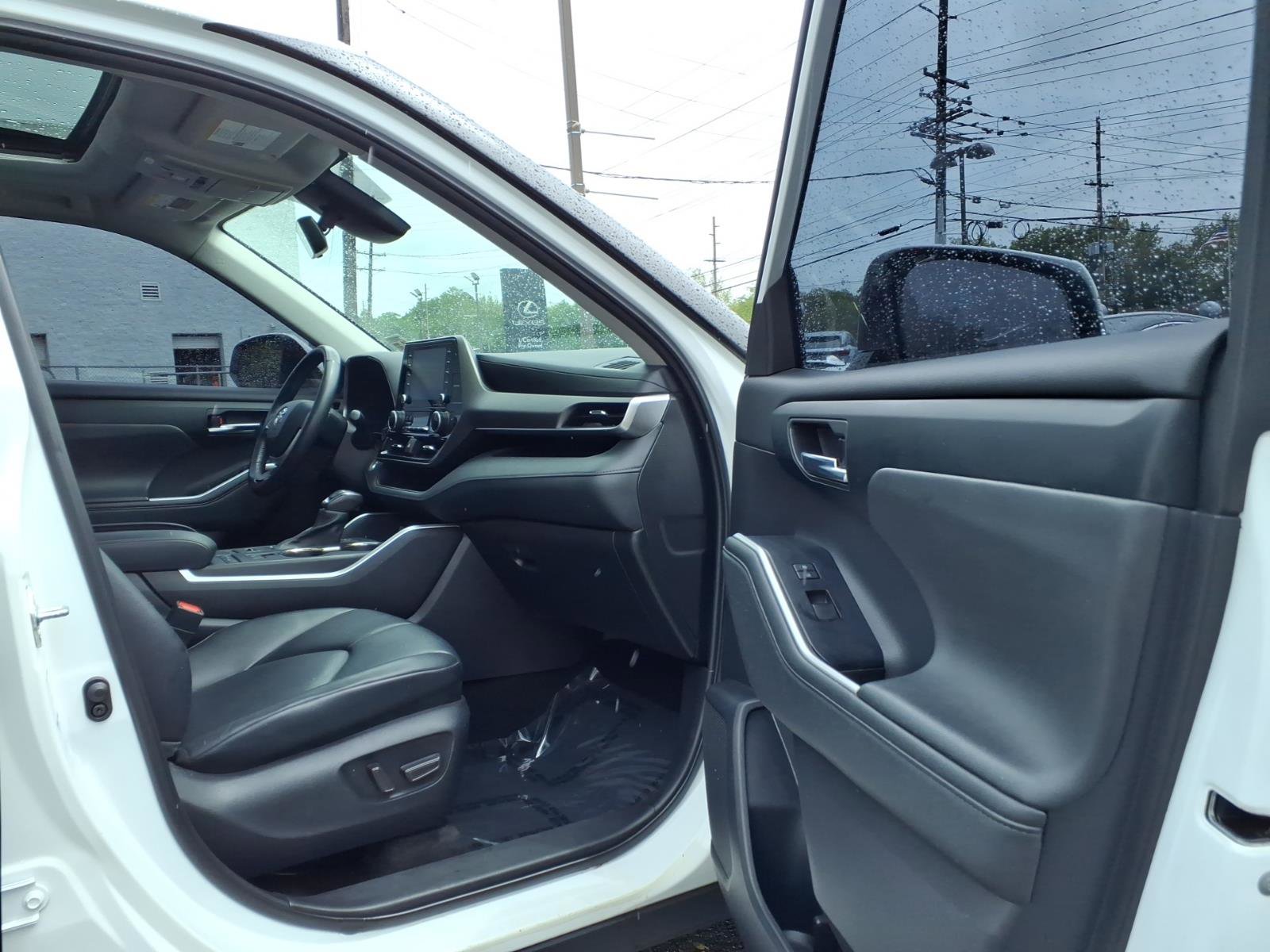 Used 2022 Toyota Highlander XLE AWD/4WD image 11