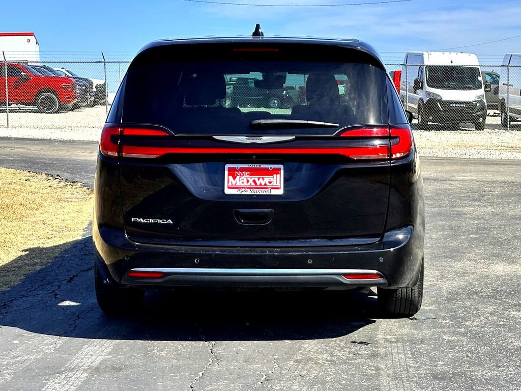 Used 2024 Chrysler Pacifica Touring FWD image 7