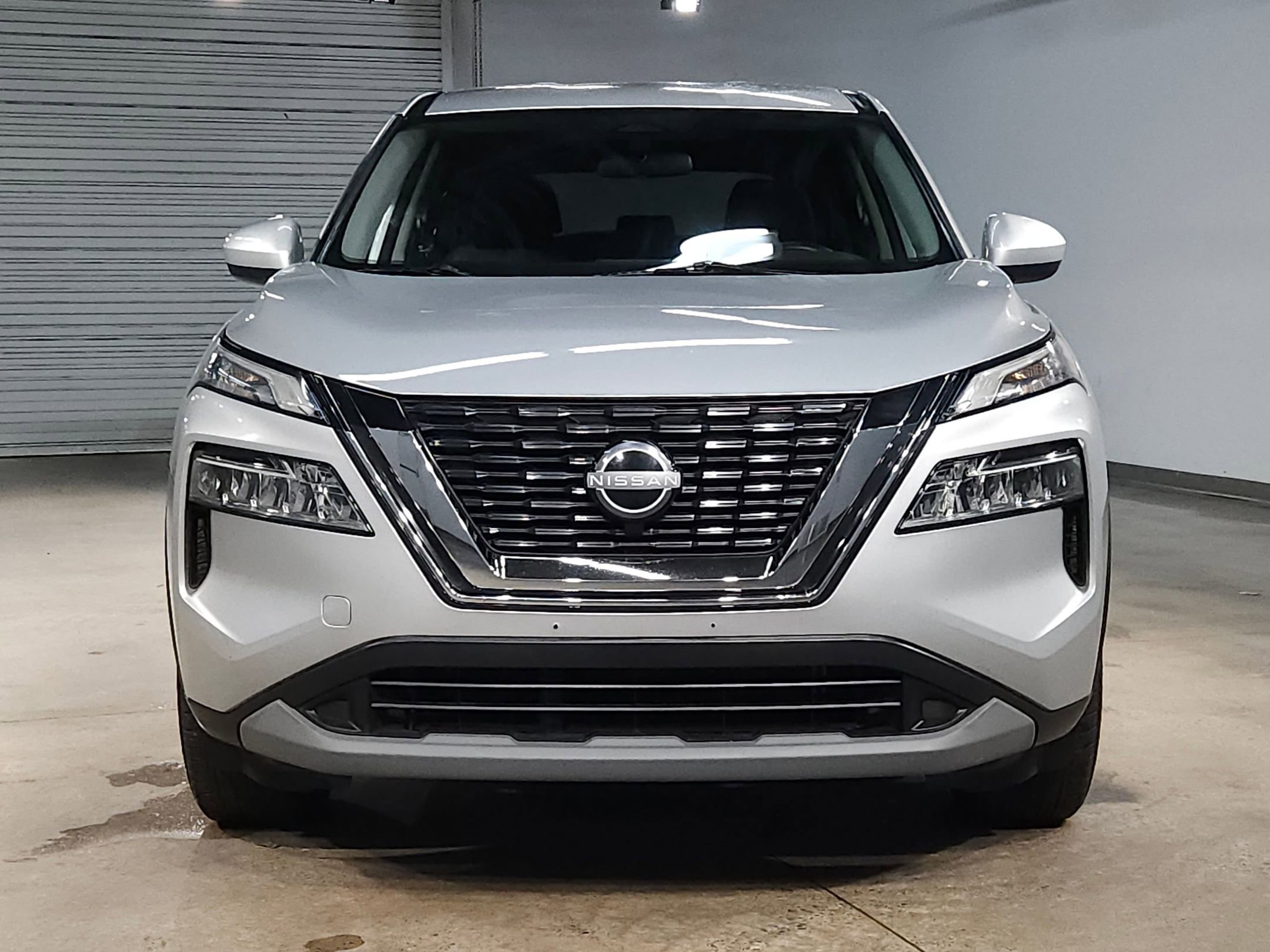 Used 2023 Nissan Rogue SV image 2