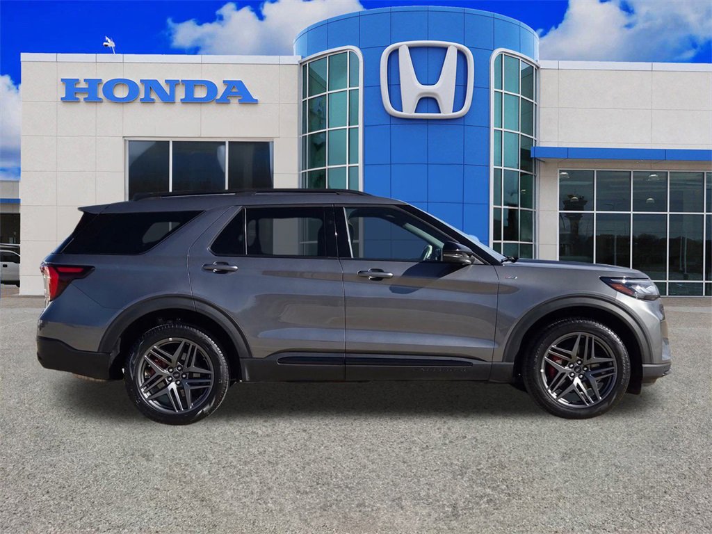 Used 2025 Ford Explorer ST-Line w/ ST-Line Street Pack image 2