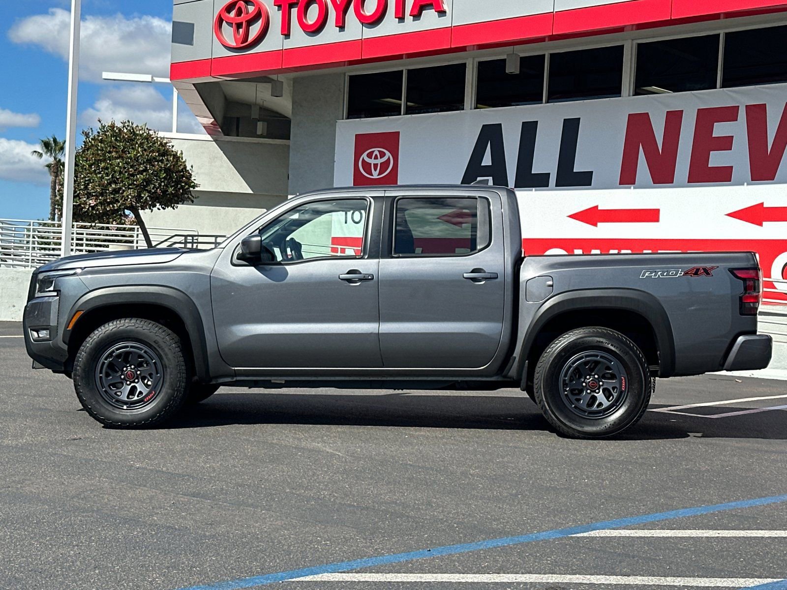 Used 2026 Nissan Frontier PRO-4X AWD/4WD image 2