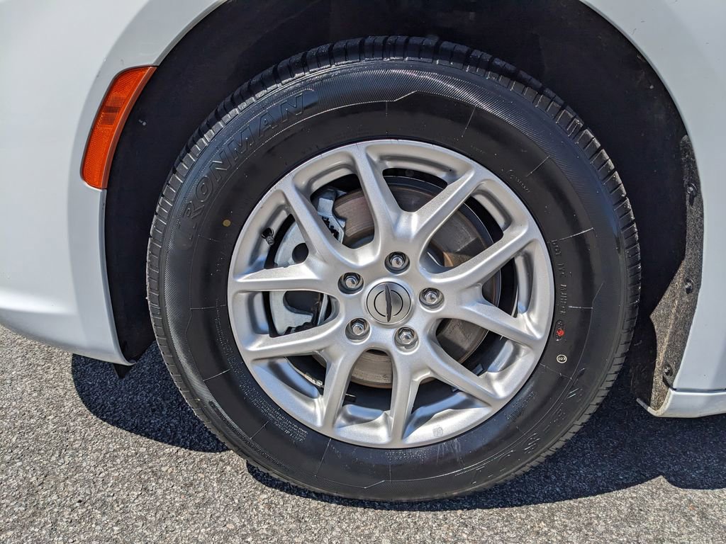 Used 2024 Chrysler Pacifica Touring-L image 4