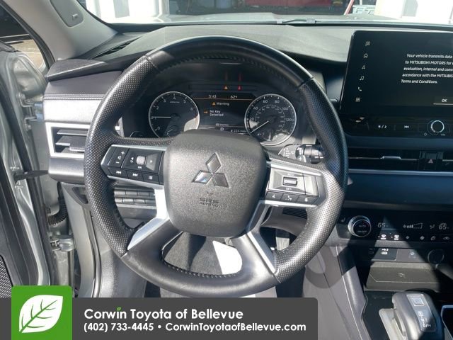 Used 2025 Mitsubishi Outlander SE image 13