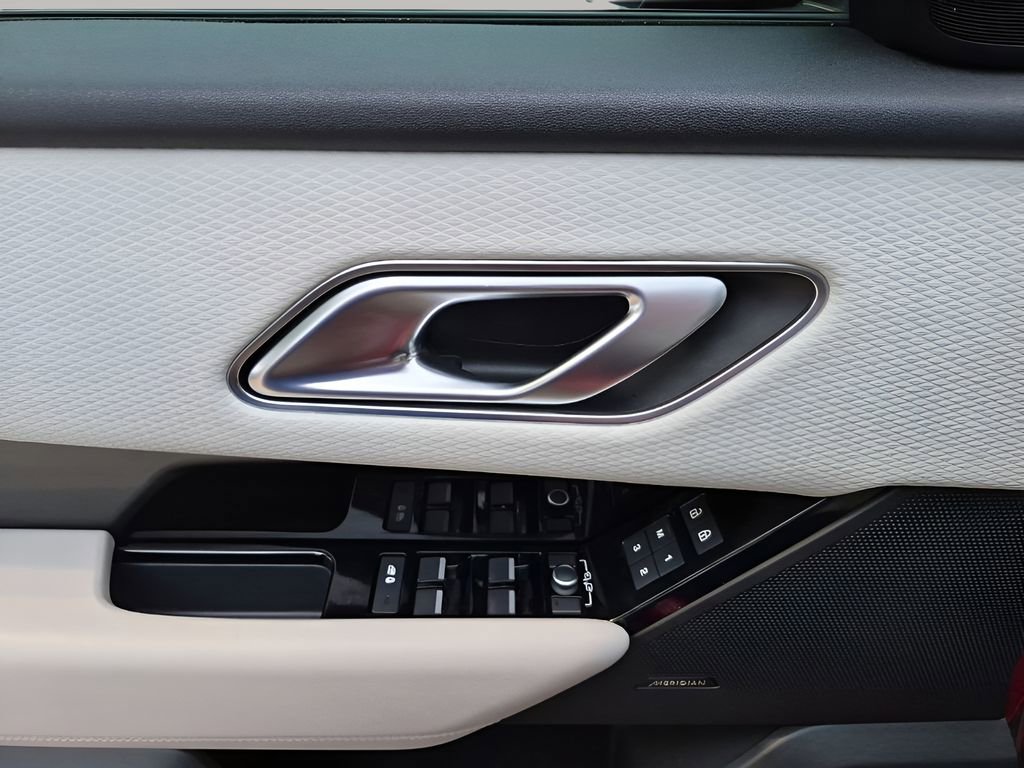 Used 2021 Land Rover Range Rover Velar R-Dynamic S image 27