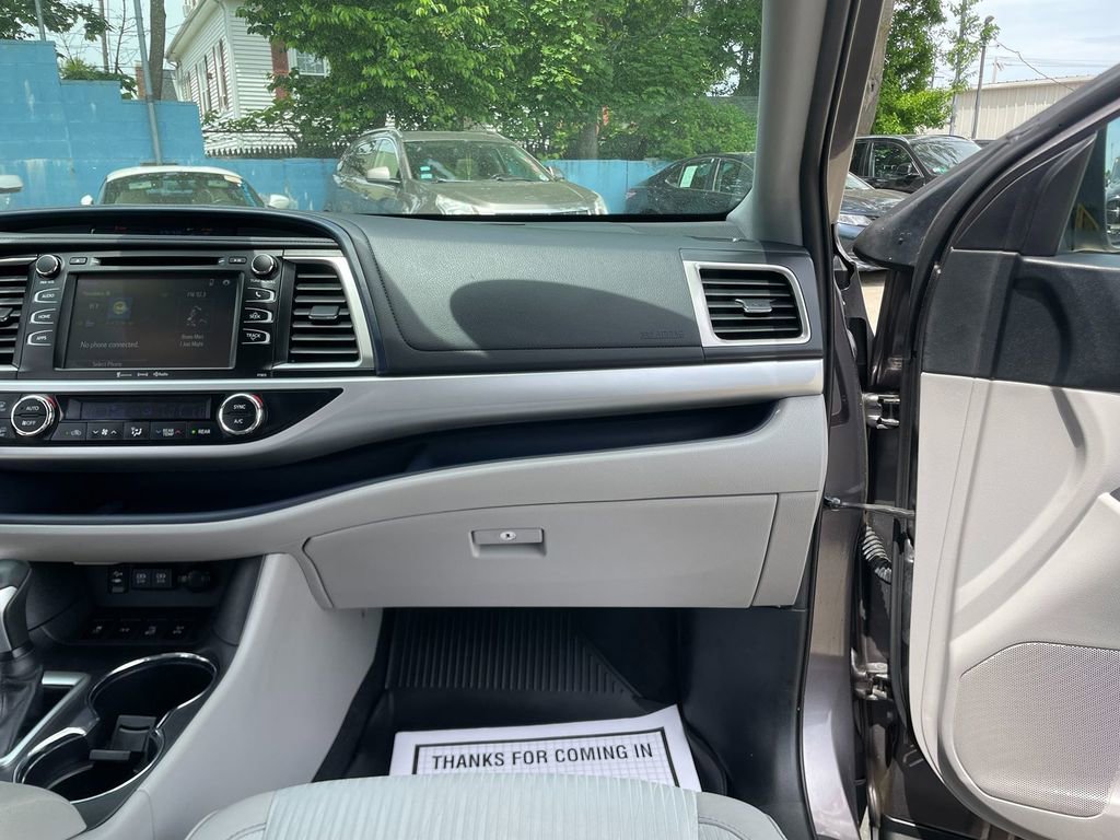 Used 2019 Toyota Highlander Plus AWD/4WD image 28