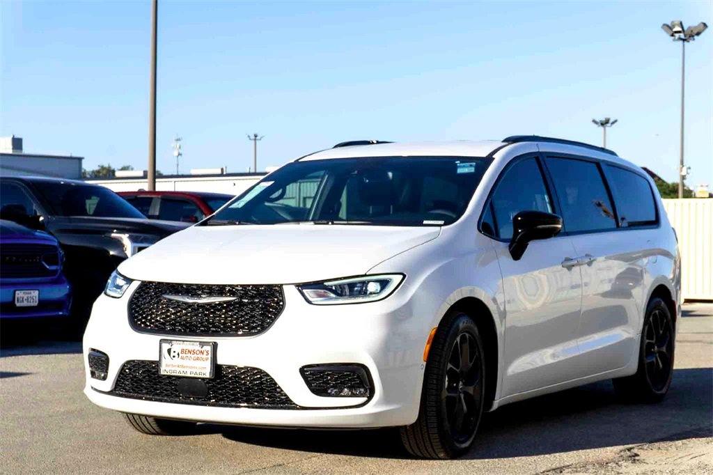 New 2026 Chrysler Pacifica Select w/ S Appearance Package image 6